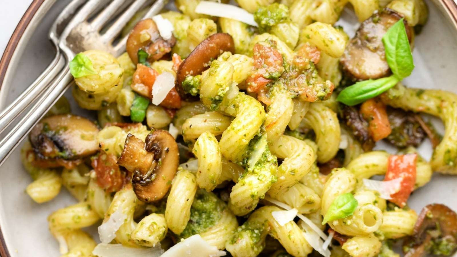 Pesto Pasta with Mushrooms and Tomatoes