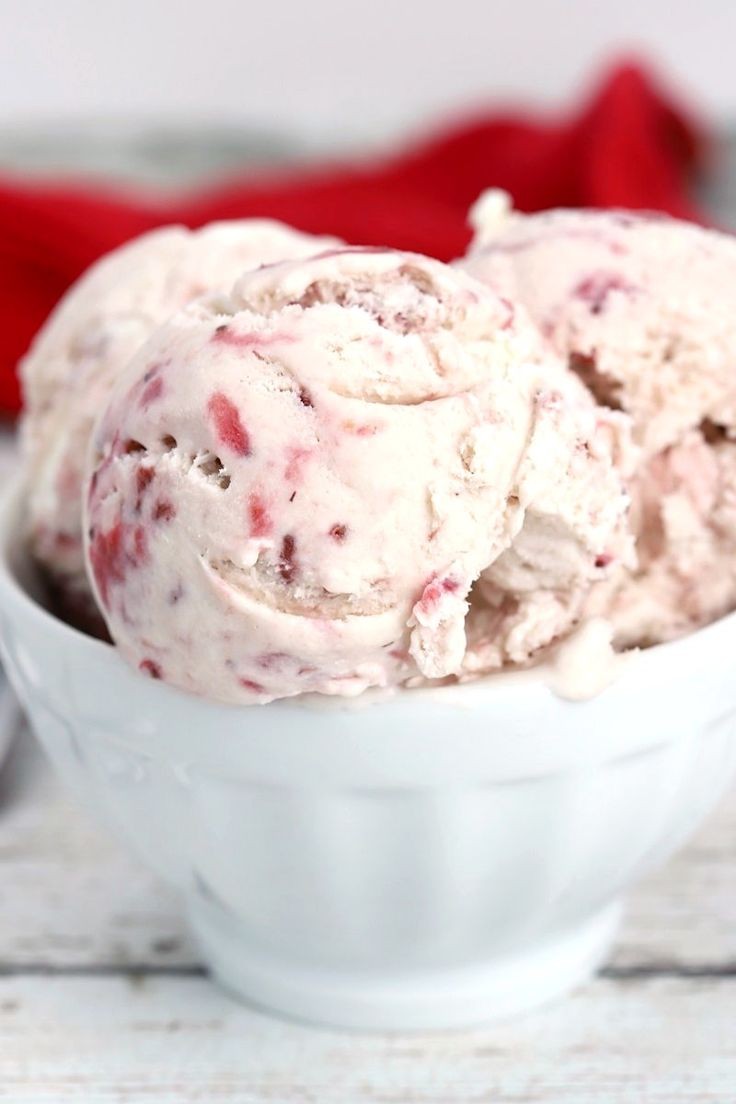 Individual White Chocolate Cheesecake with Strawberries