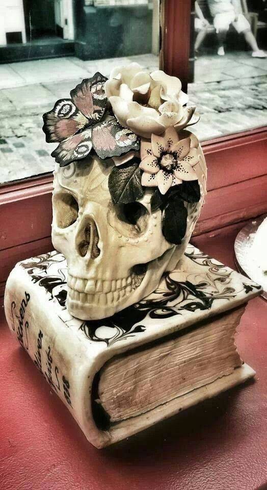 Halloween Cake 2. Book and Skull Cake