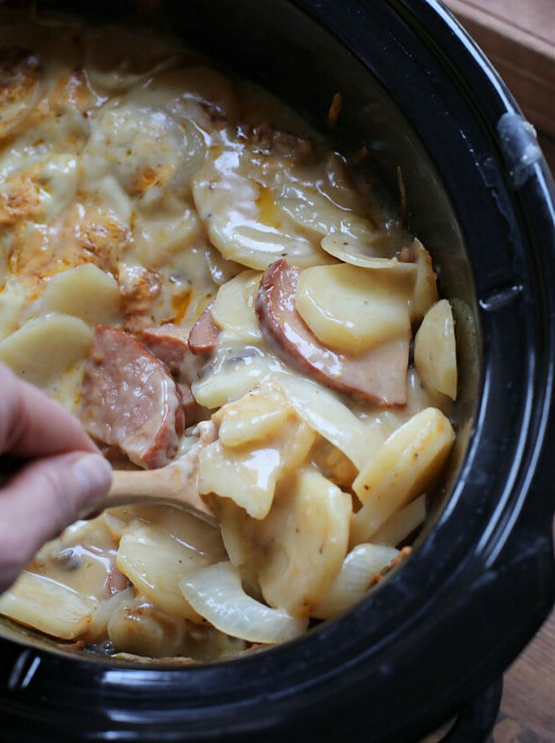 Slow Cooker Cheesy Scalloped Potatoes and Ham