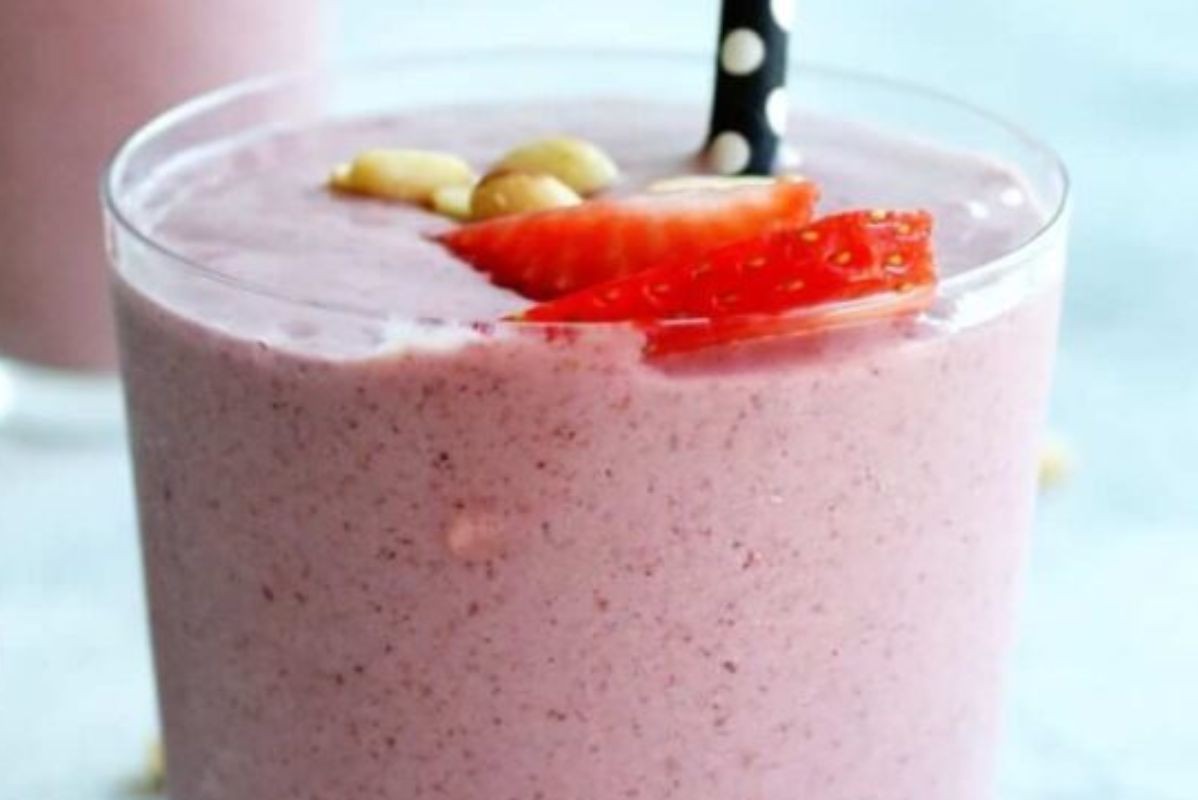 Healthy Peanut Butter & Jelly Smoothie