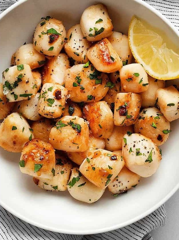 Elegant Scallops in White Wine Sauce