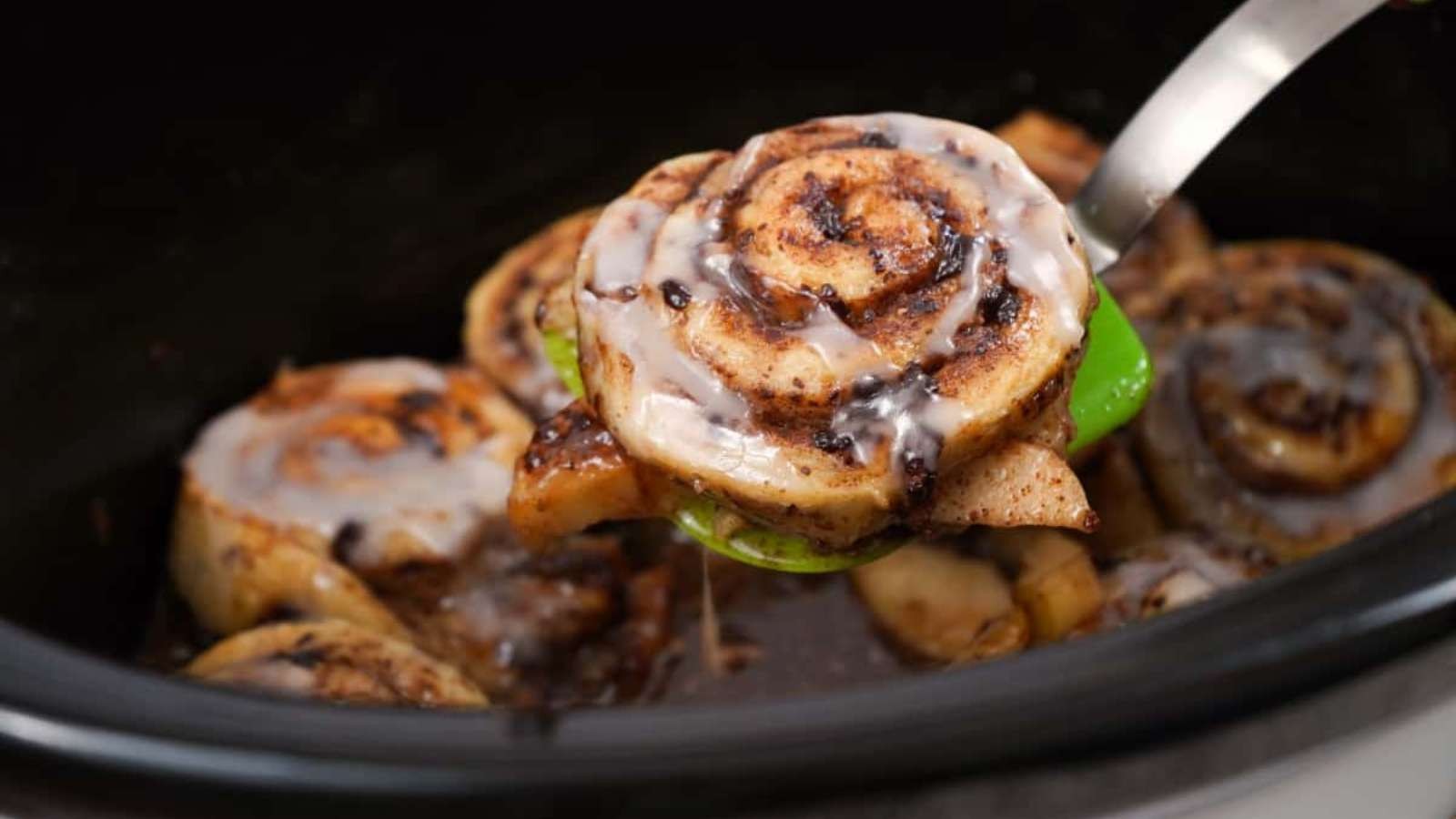 Caramelized Apple Cinnamon Swirl Buns