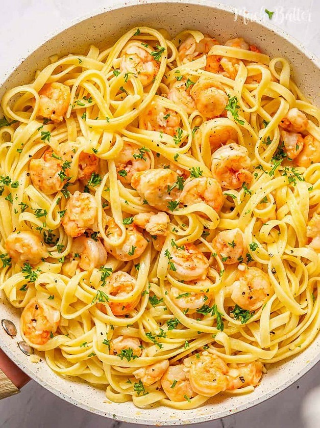 Shrimp in Creamy Garlic Fettuccine Delight