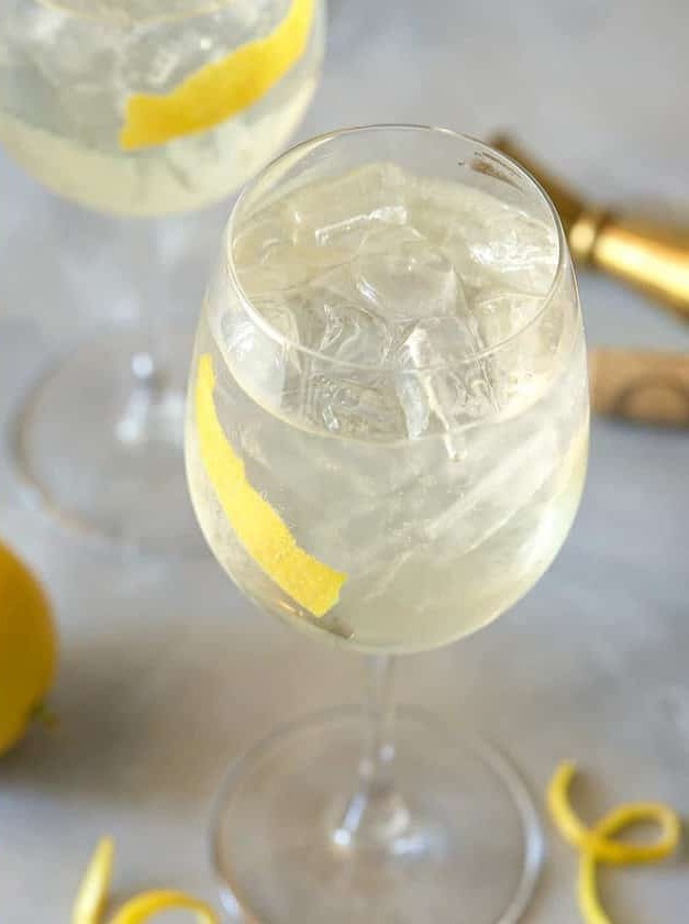 Elderflower Sparklers: Refreshing White Wine Mix