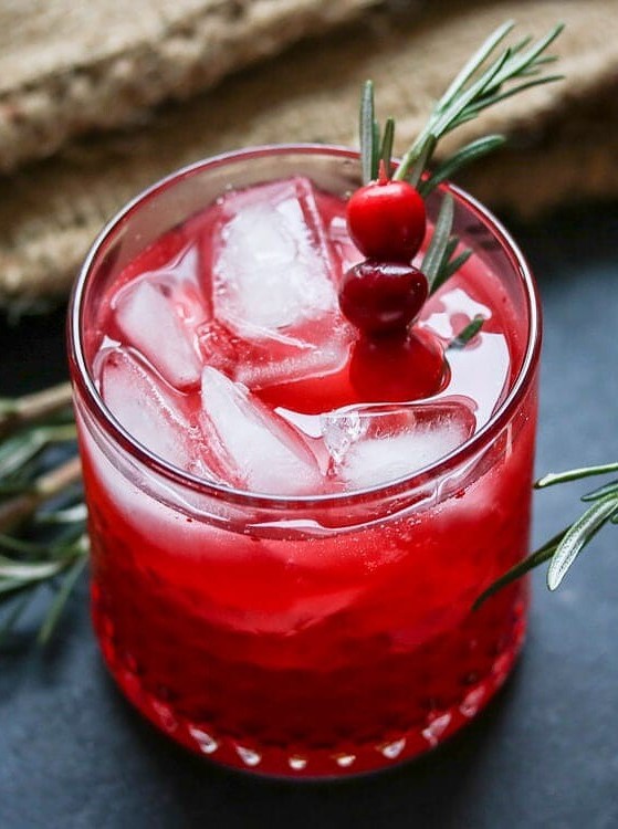 Cranberry Rosemary Sparkler: A Festive Holiday Cocktail