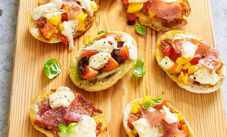 Pesto Flatbread with Fresh Mozzarella Delight