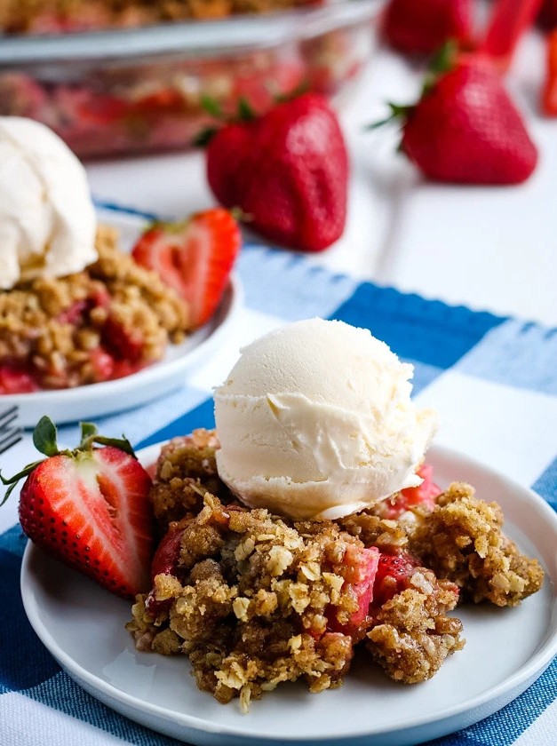 Gluten-Free Strawberry Rhubarb Crisp with Crunchy Oat Topping