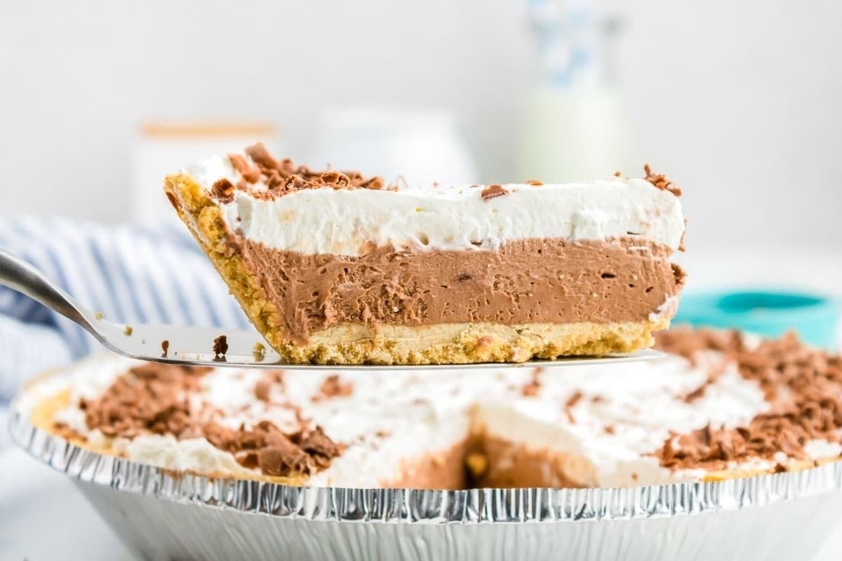 Rich Chocolate Cream Pie Delight