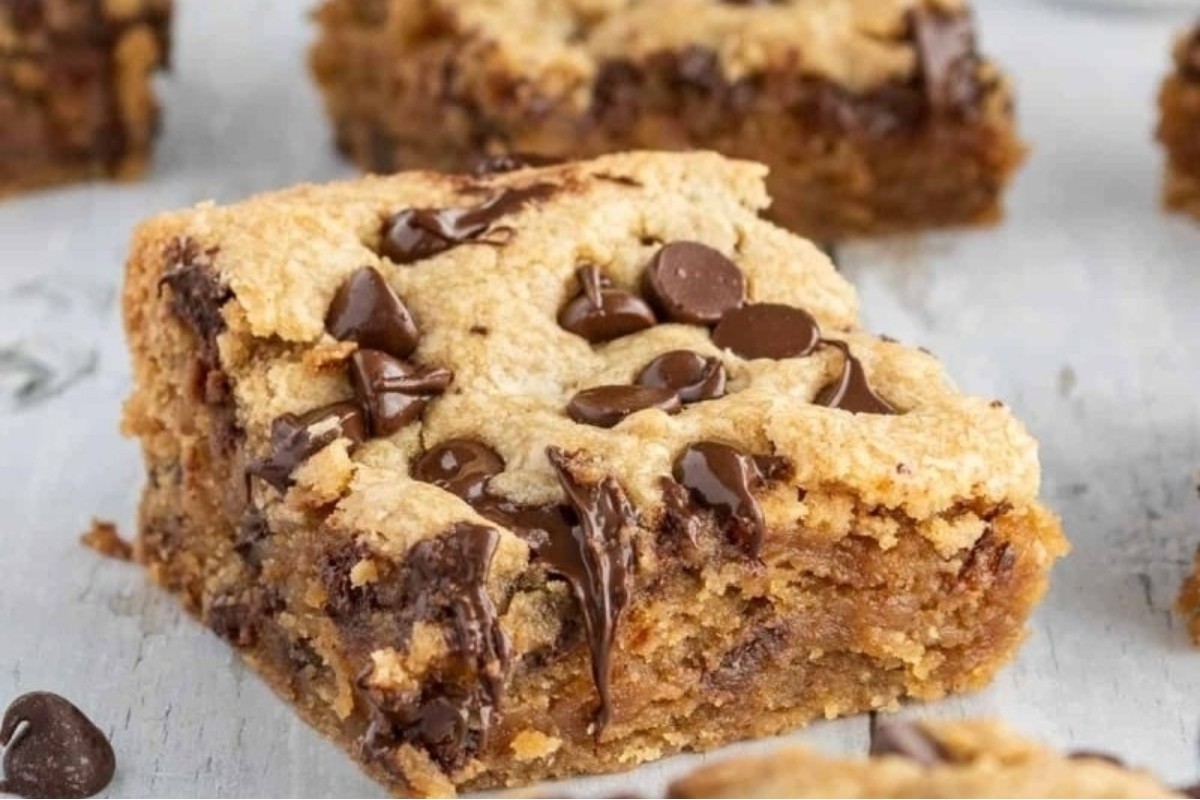 Easy Peanut Butter Chocolate Chip Bars
