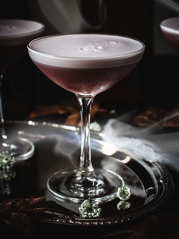 Raspberry Spell Fizz: A Devilish Cocktail