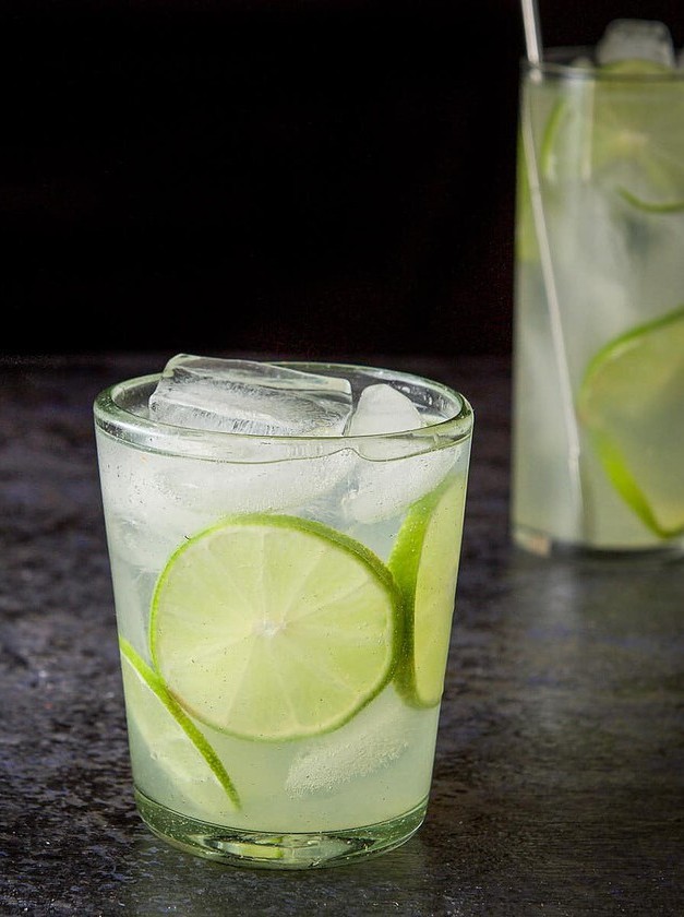 Lime Sparkler: A Classic Gin Refresher