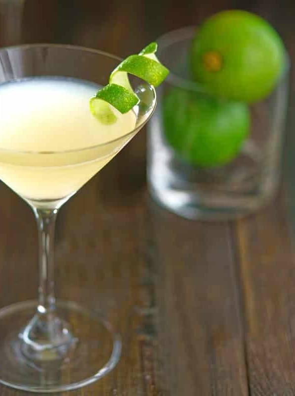 Elderflower Kiss: A Refreshing Gin Twist