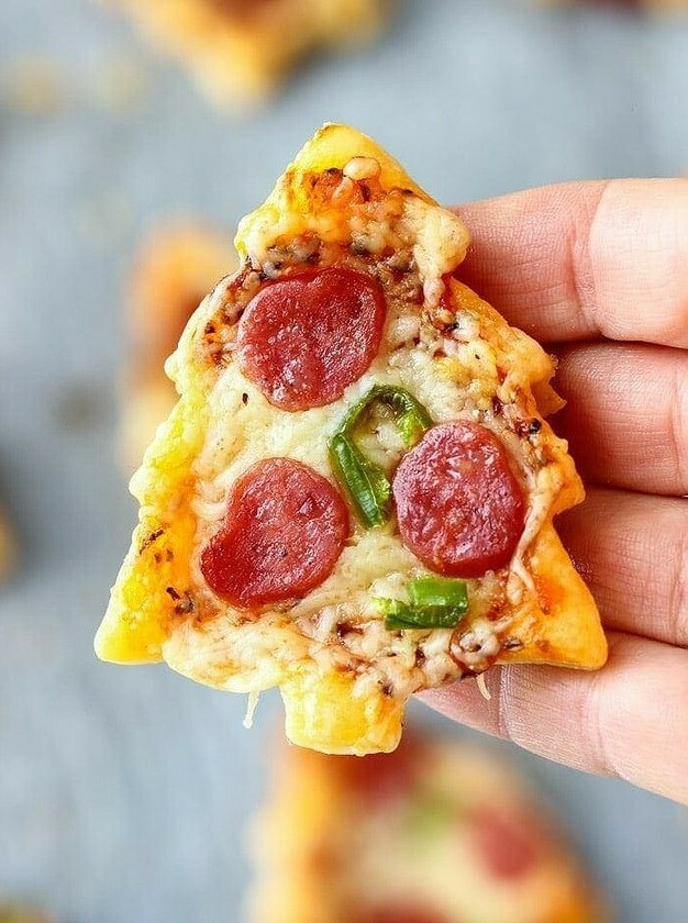 Festive Mini Pizzas for Holiday Gatherings