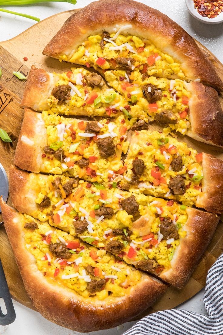 Mini Pizzas with Runny Egg Yolk Delight