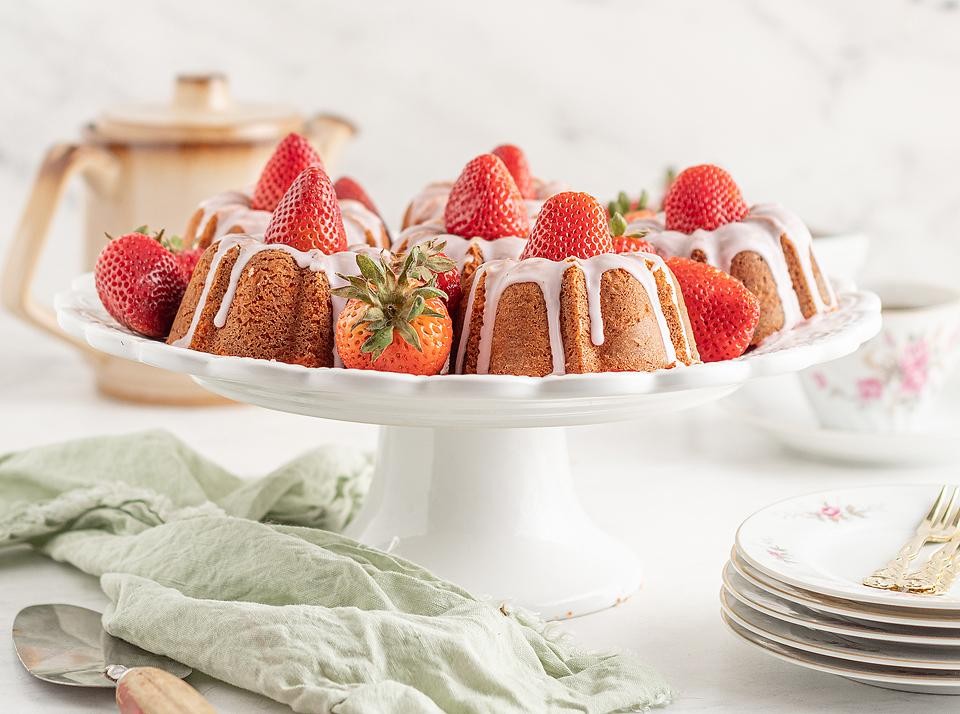 Easy Strawberry Cake Recipe Delights