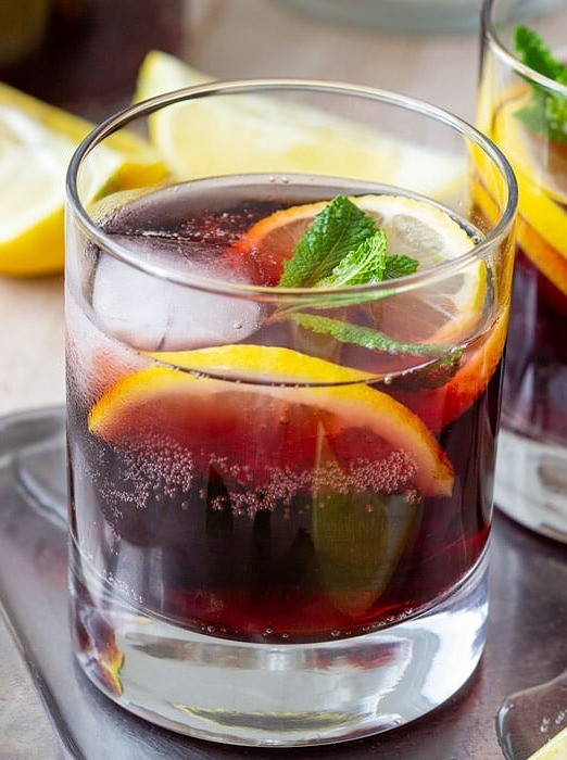 Basque Breeze: A Refreshing Wine Spritzer