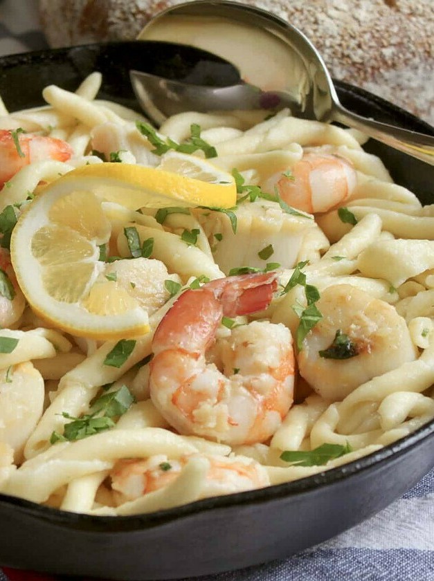 Garlic Shrimp Scallops Pasta Delight