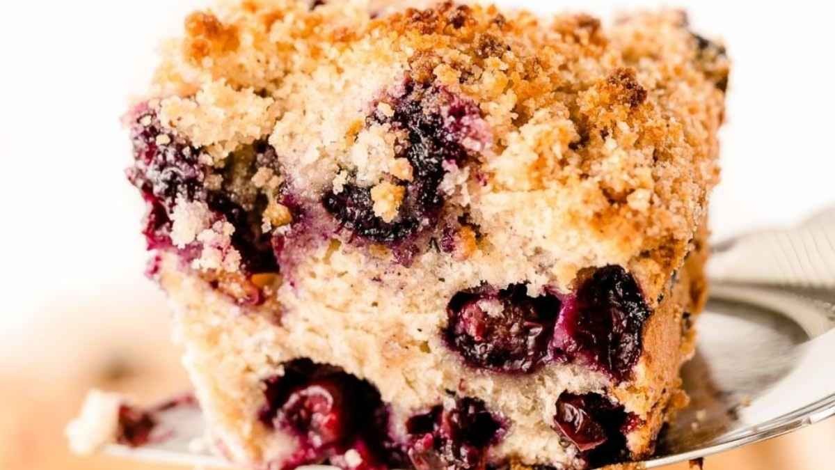 Sweet Blueberry Crumble Cake Delight