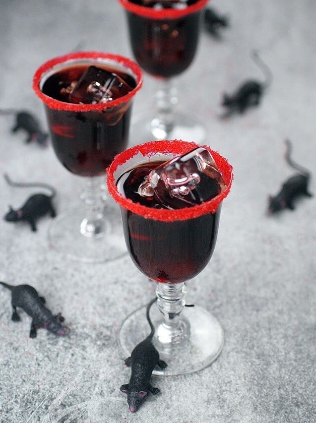 Dark Elixir Cocktail: A Spooky Treat