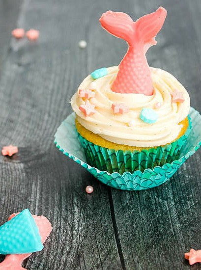 Vanilla Delight Cupcakes with Simple Frosting