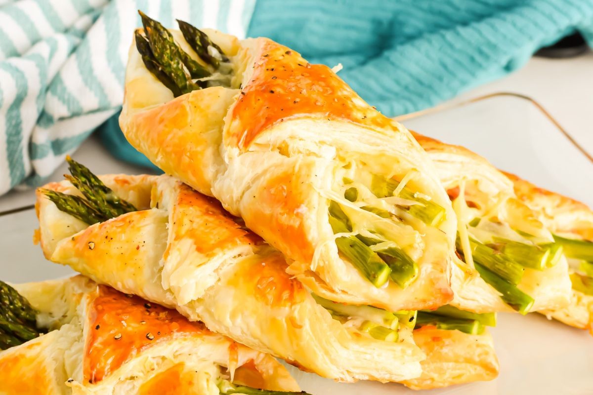 Gruyere, Prosciutto, and Asparagus Pastry Bites
