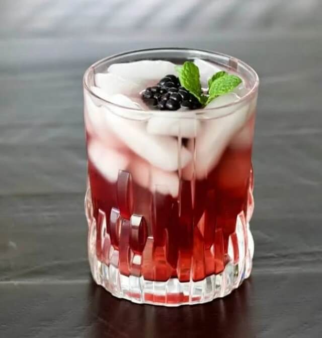 Black Raspberry Chambord Drink with Lime and Tonic (raspberry cocktails)