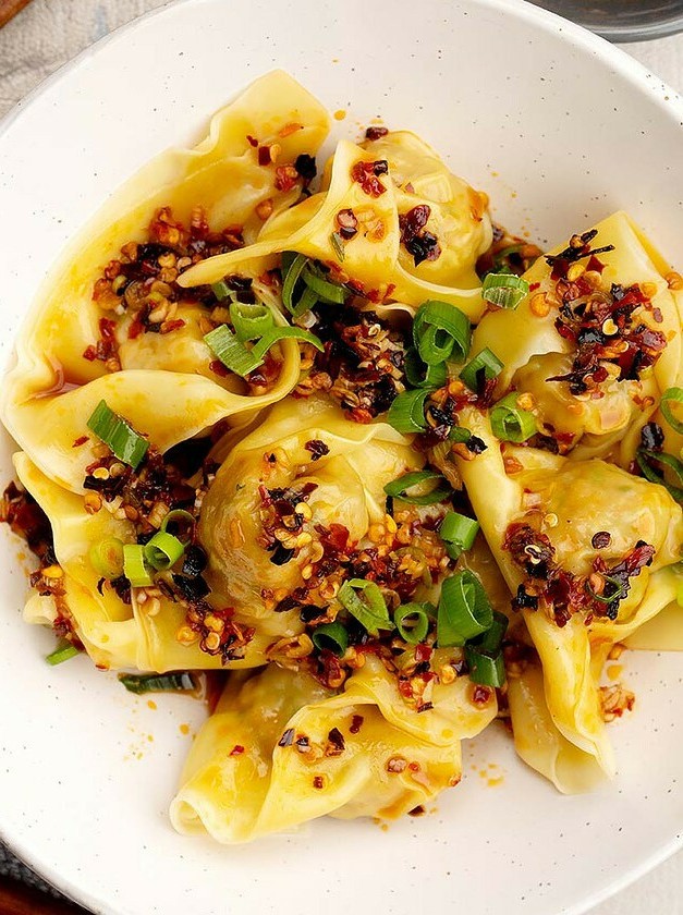 Savory Chicken Wontons in Spicy Chilli Oil