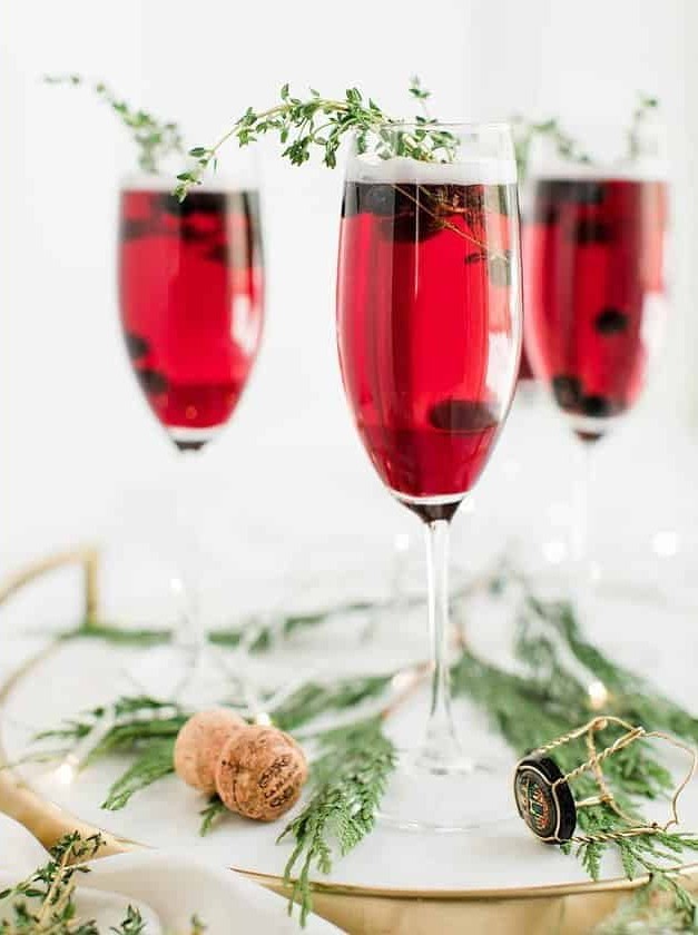 Elderflower Fizz: A Festive Holiday Spritzer