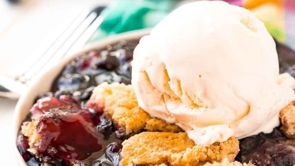 Easy 3-Ingredient Blueberry Cobbler Cake