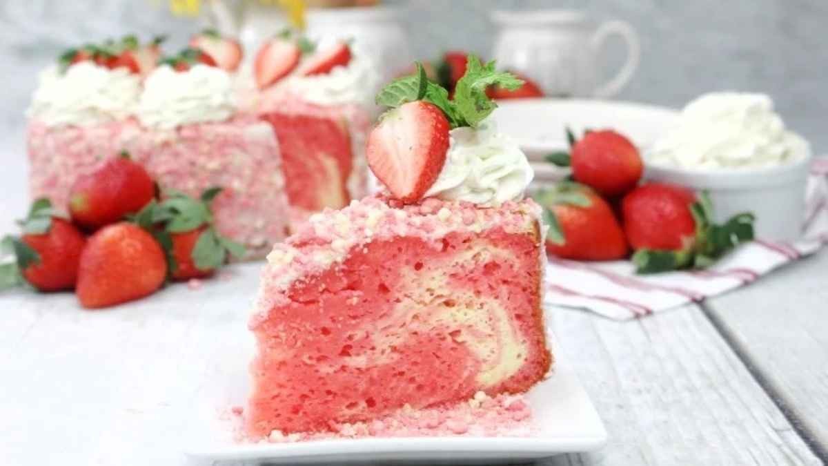 Strawberry Delight Crunch Cheesecake