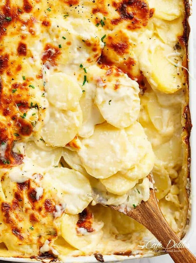 Cheesy Garlic Scalloped Potato Delight