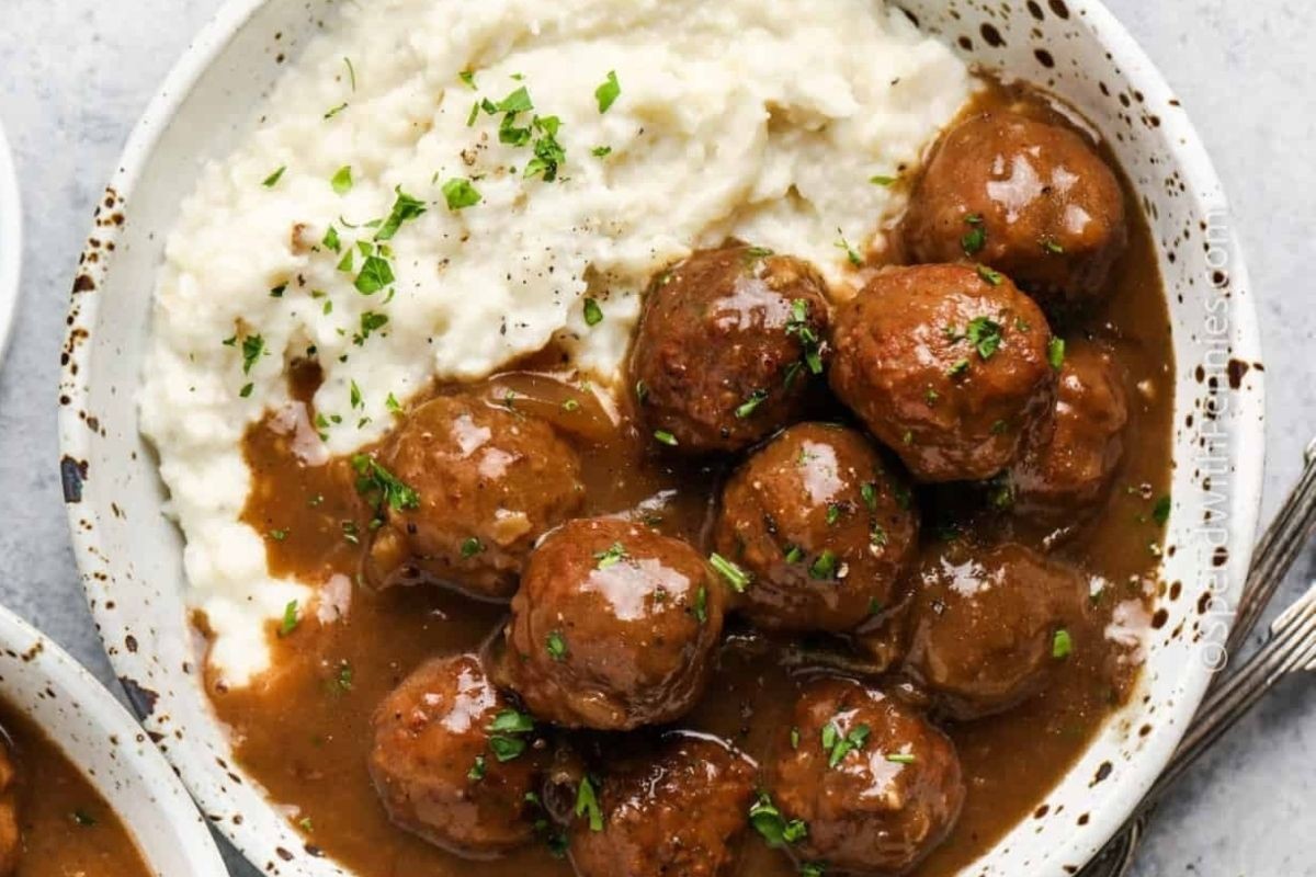 Meatball Gravy Magic in the Slow Cooker