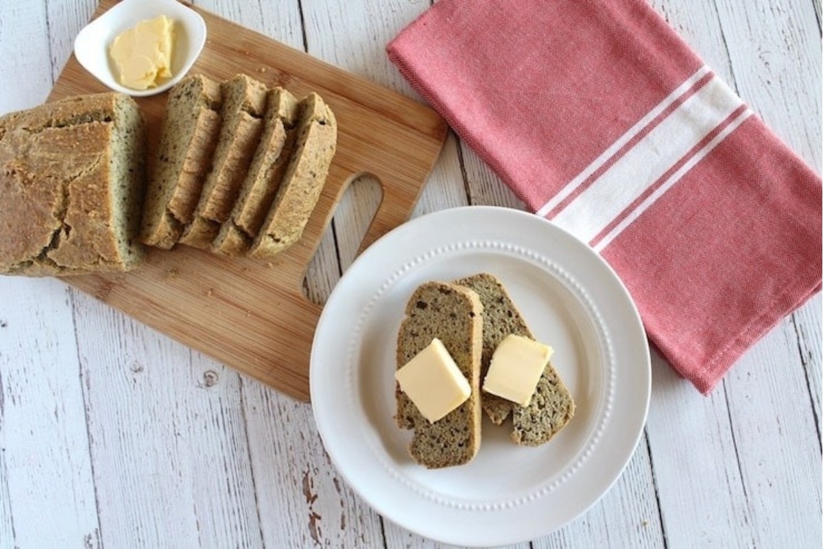 Crunchy Keto Bread with Almonds and Flaxseed