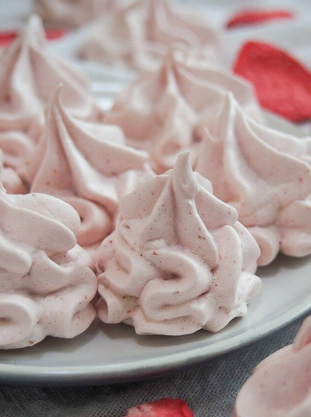 Delicate Strawberry Meringue Treats Without Gluten