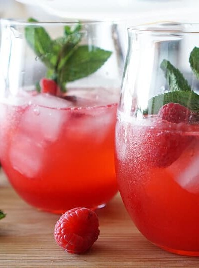 Raspberry Sparkler: A Refreshing Vegan Cocktail