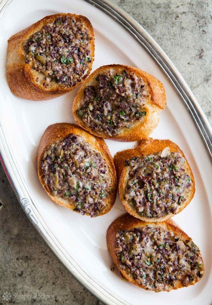 Hearty Roast Beef Crostini with Spicy Kick