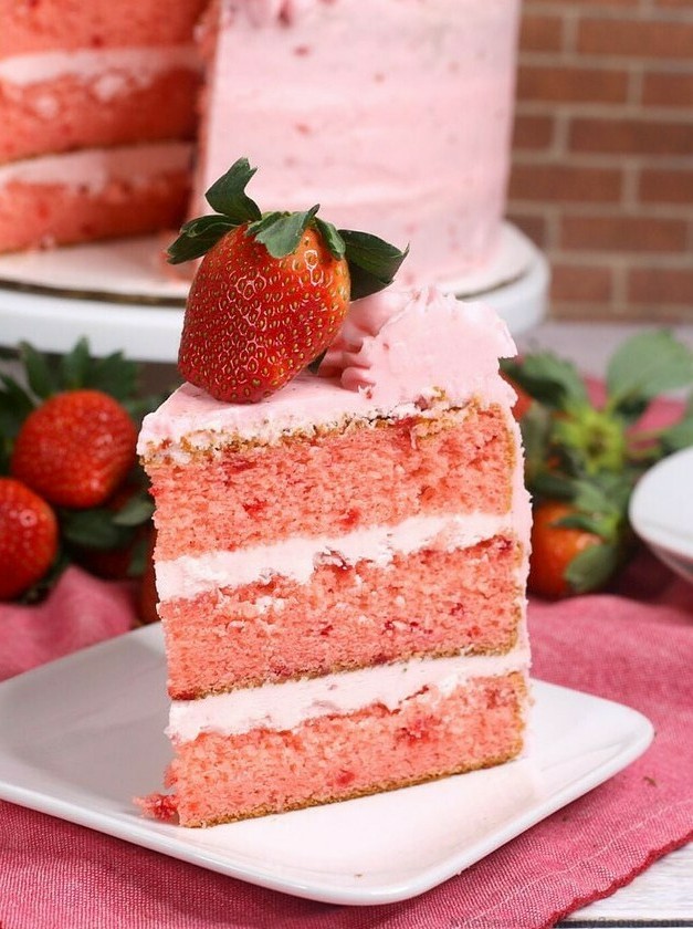 Strawberry Delight: Easy Homemade Cake Recipe