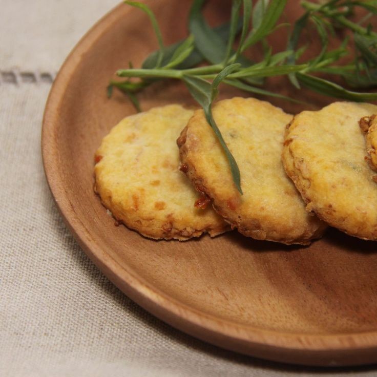 Cheesy Sun-Dried Tomato Biscuit Delight