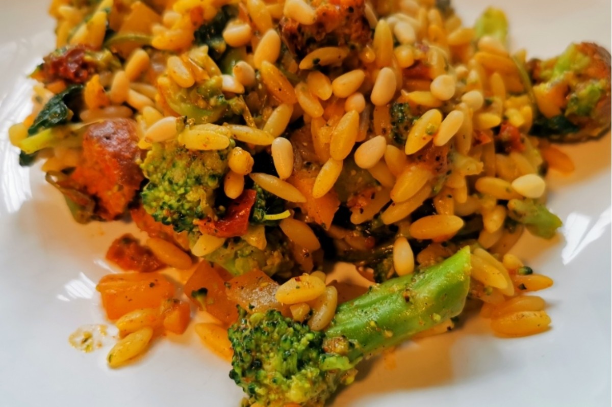 Healthy Sausage Orzo with Steamed Broccoli