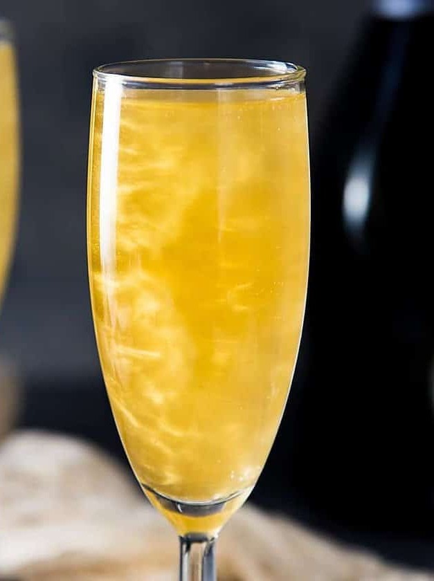 St-Germain Sparkler: Shimmering Champagne Delight
