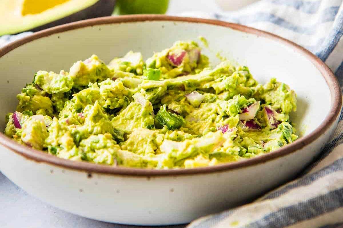Six-Ingredient Spicy Guac Delight