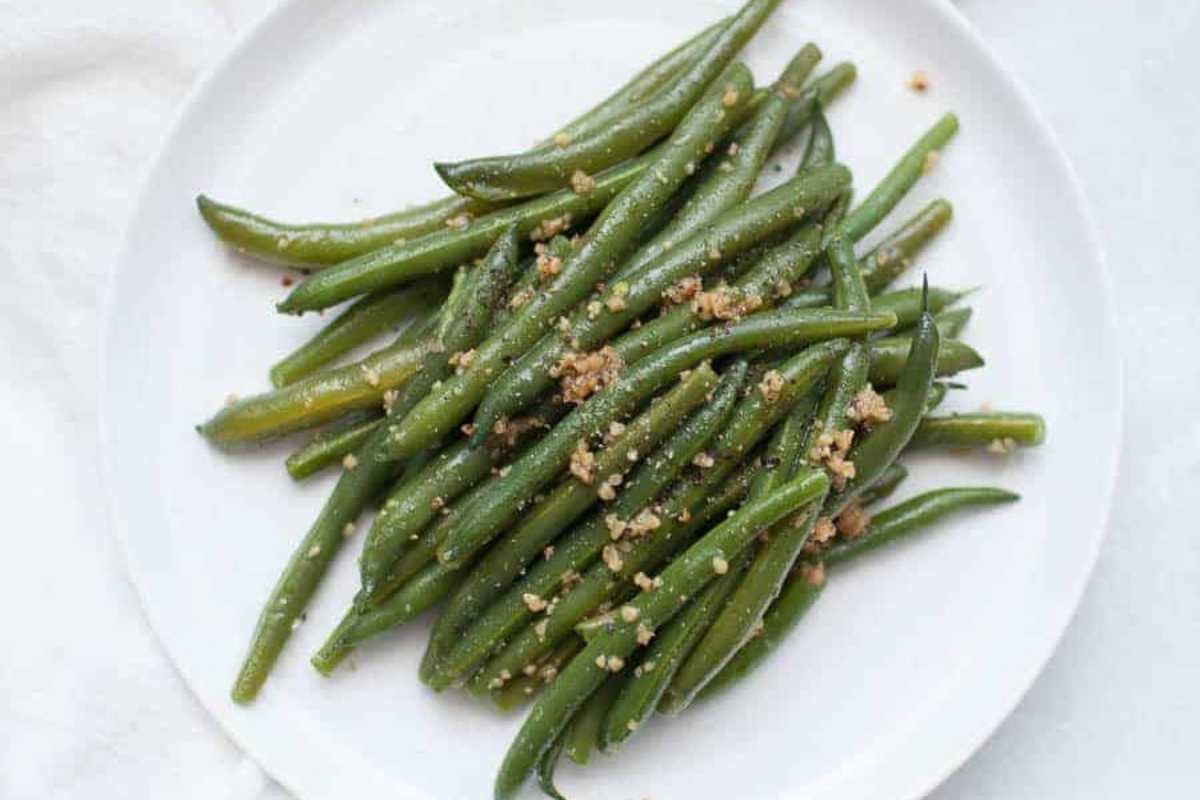 Quick Garlic Browned Green Bean Delight