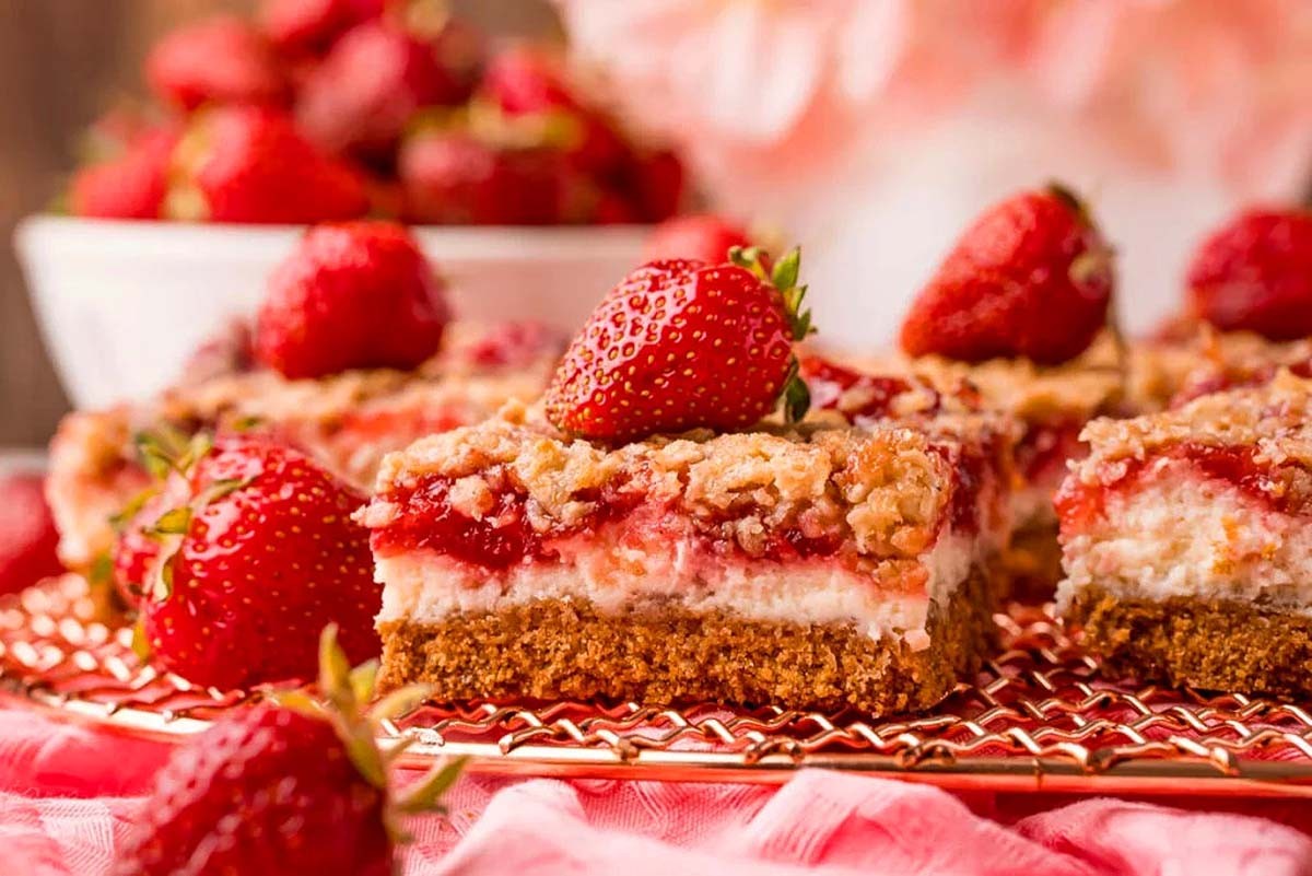 Strawberry Graham Cracker Cheesecake Squares
