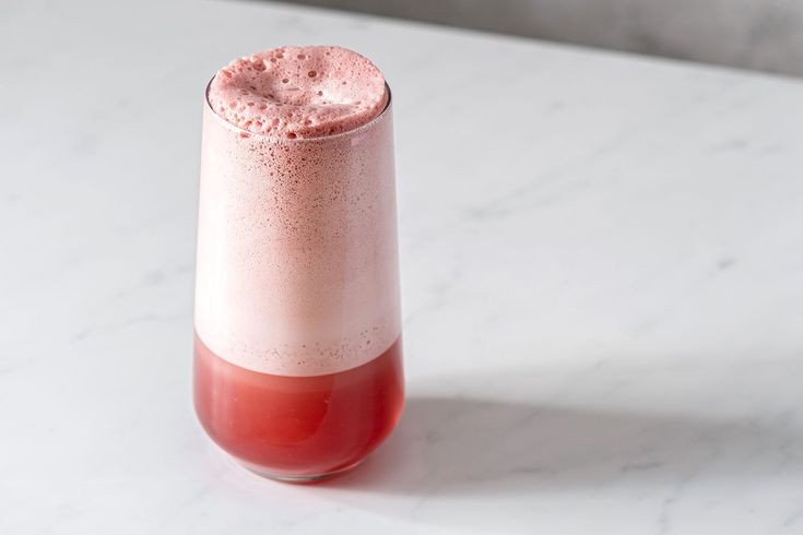 Elegant White Drink: Pisco Sour Perfection