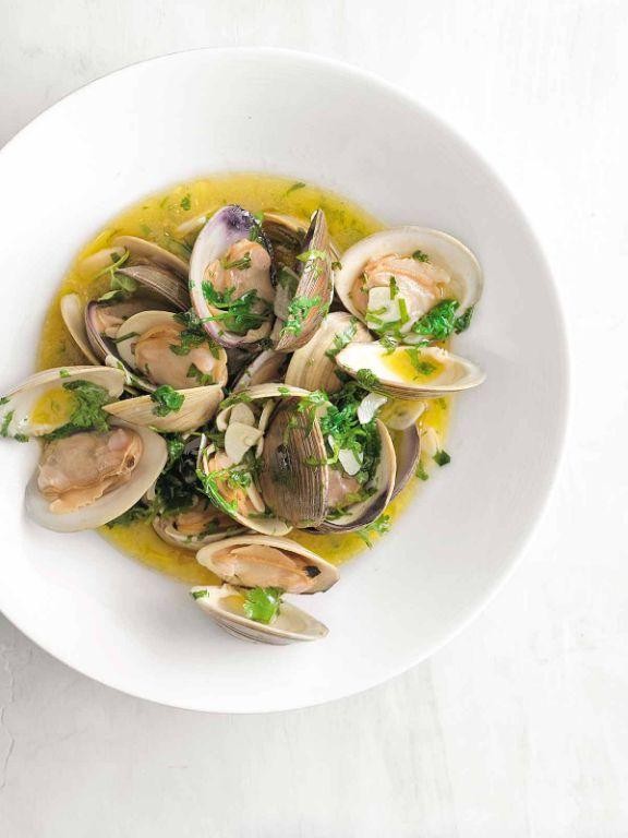 Amêijoas à Bulhão Pato (Clams in Garlic and Wine Sauce)