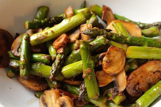 Asparagus and Mushrooms in White Wine Sauce