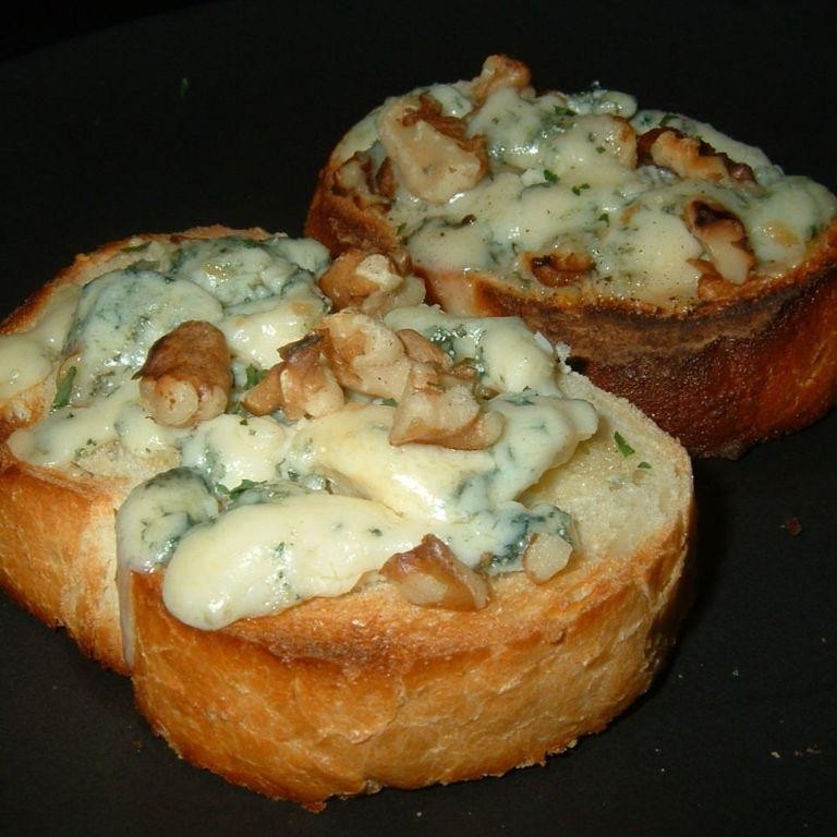 Blue Cheese and Walnut Garlic Bread