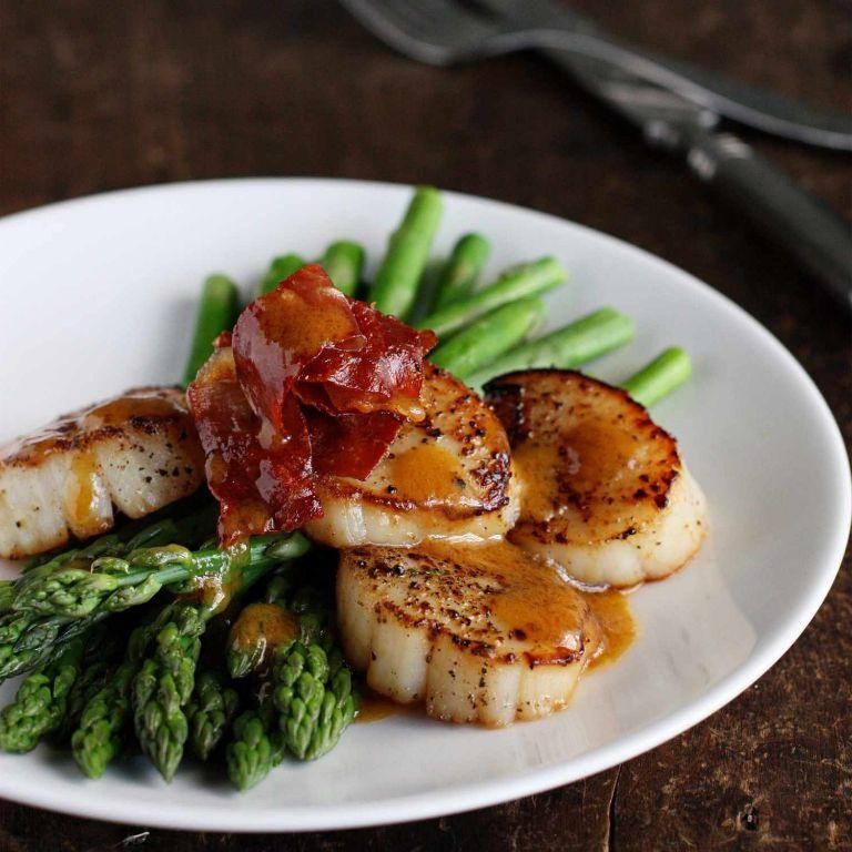 Butter Poached Scallops with Asparagus