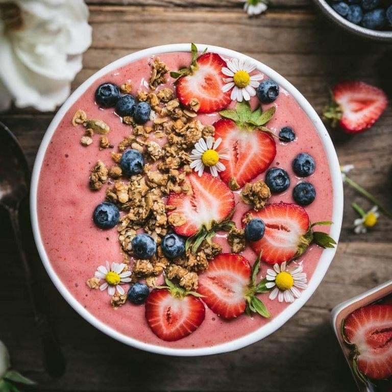 Cashew Cream and Strawberry Smoothie Bowl